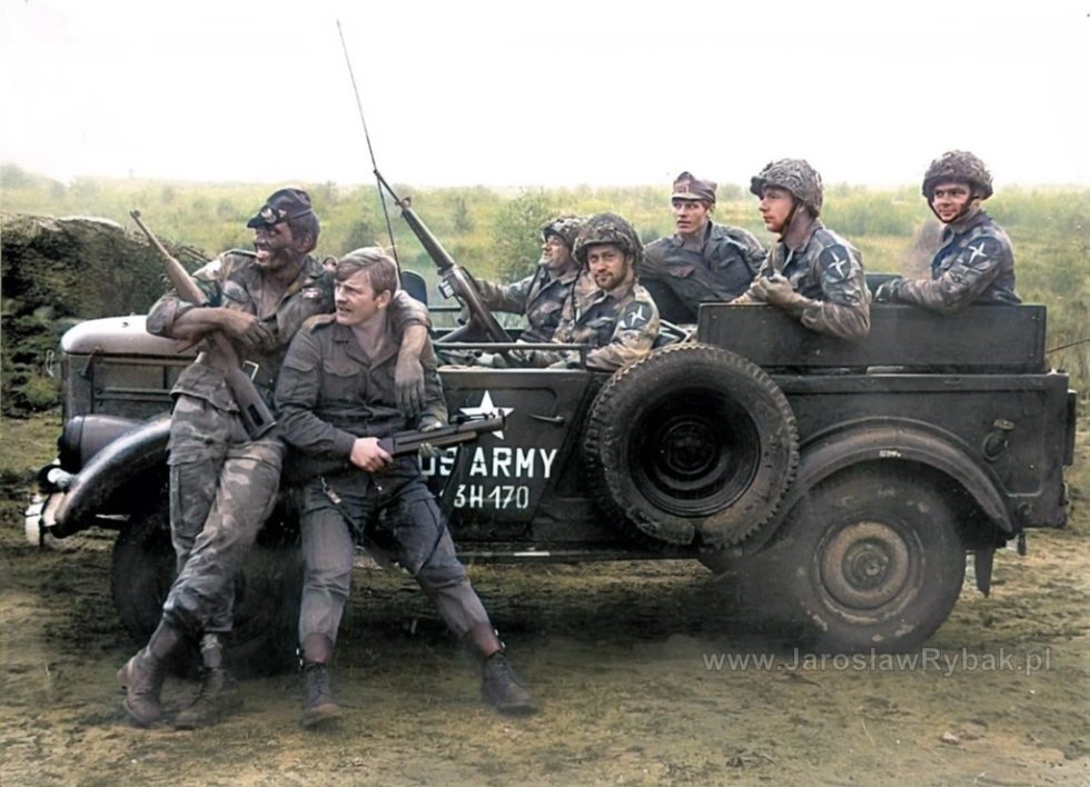 Ucharakteryzowani na żołnierzy US Army, z amerykańską bronią zdobytą przez wywiad, w Dziwnowie komandosi szkolili się do ataku na NATO. Fot. Janusz Tomczak, koloryzacja Marcin Kazuch.