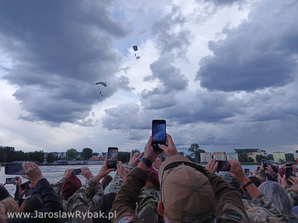 Skoki spadochronowe to największa atrakcja Festynu Komandosa