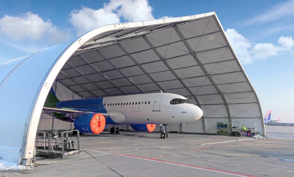 Hala FRS jako hangar dla samolotu.