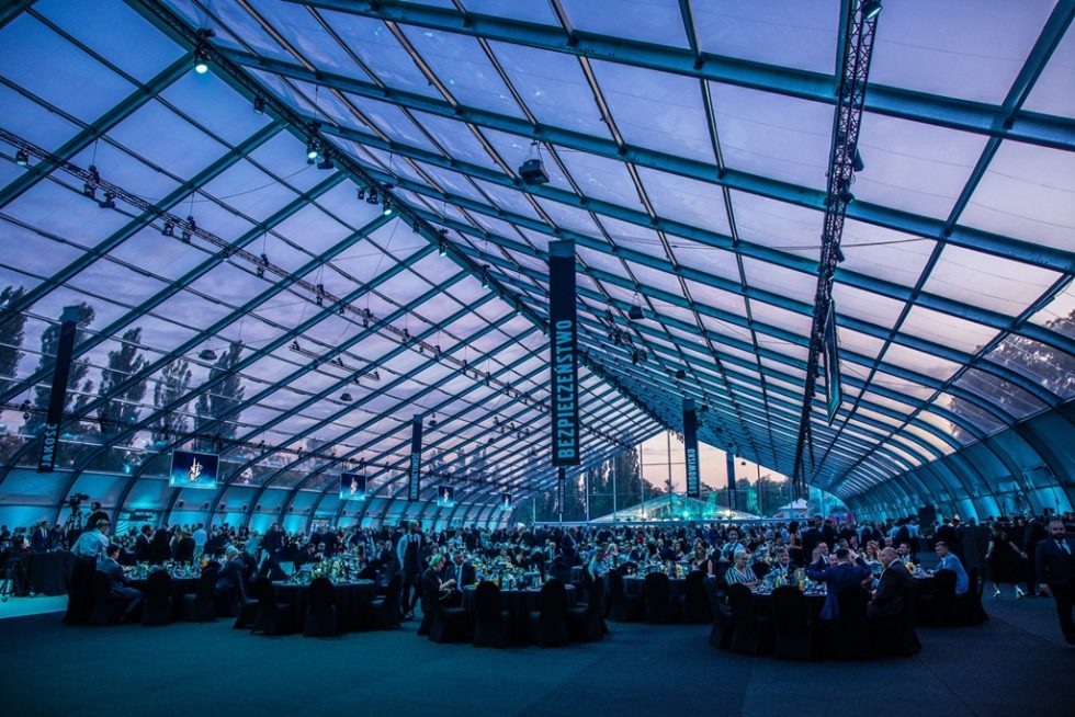 Halę FRS dla 3.000 gości jubileuszu 30-lecia Volvo TrucksPolska zbudowano w historycznej Twierdzy Modlin.