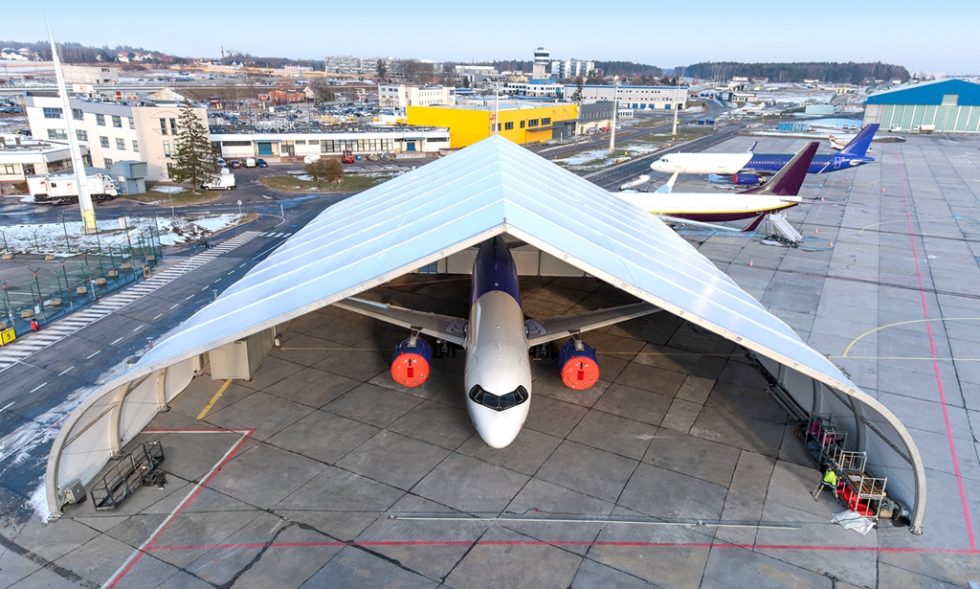 Hala FRS jako hangar dla samolotu.