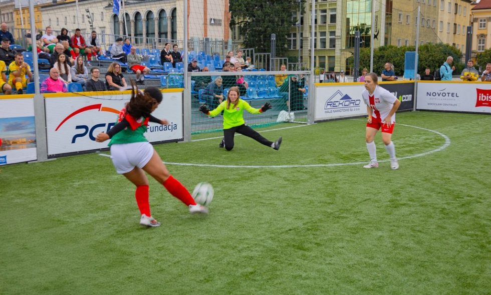 Bezdomni – Wrocławski Turniej w Piłce Nożnej Ulicznej Bezdomnych.