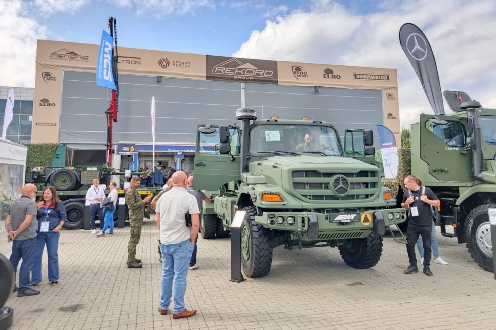Wielka brama CHAMPION DOOR ułatwiała lokalizację strefy REKORD GROUP.