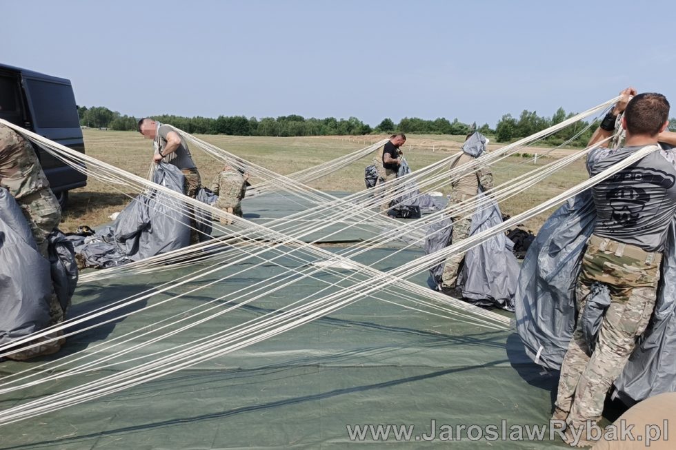 Szkolenie spadochronowe specjalsów z Lublińca.