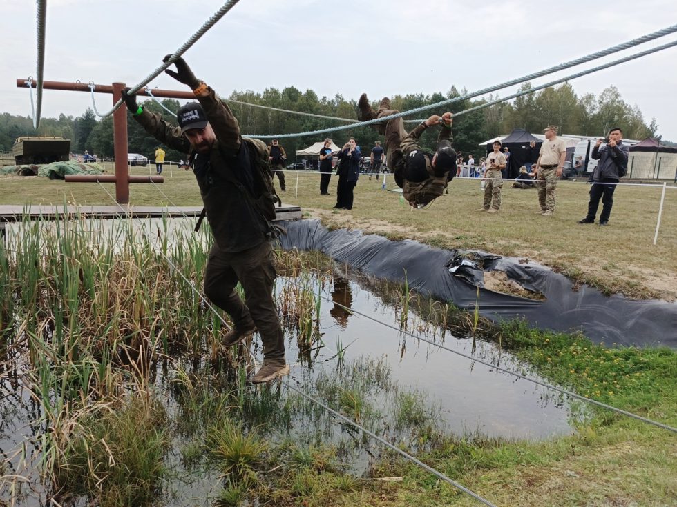 Pod sam koniec biegu należy pokonać tor przeszkód.