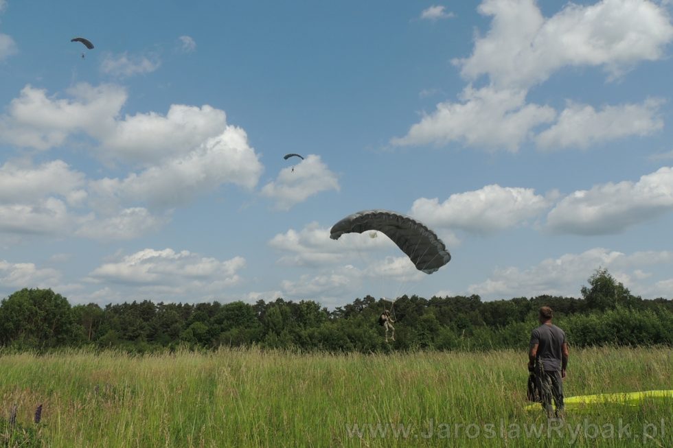 Szkolenie spadochronowe specjalsów z Lublińca.