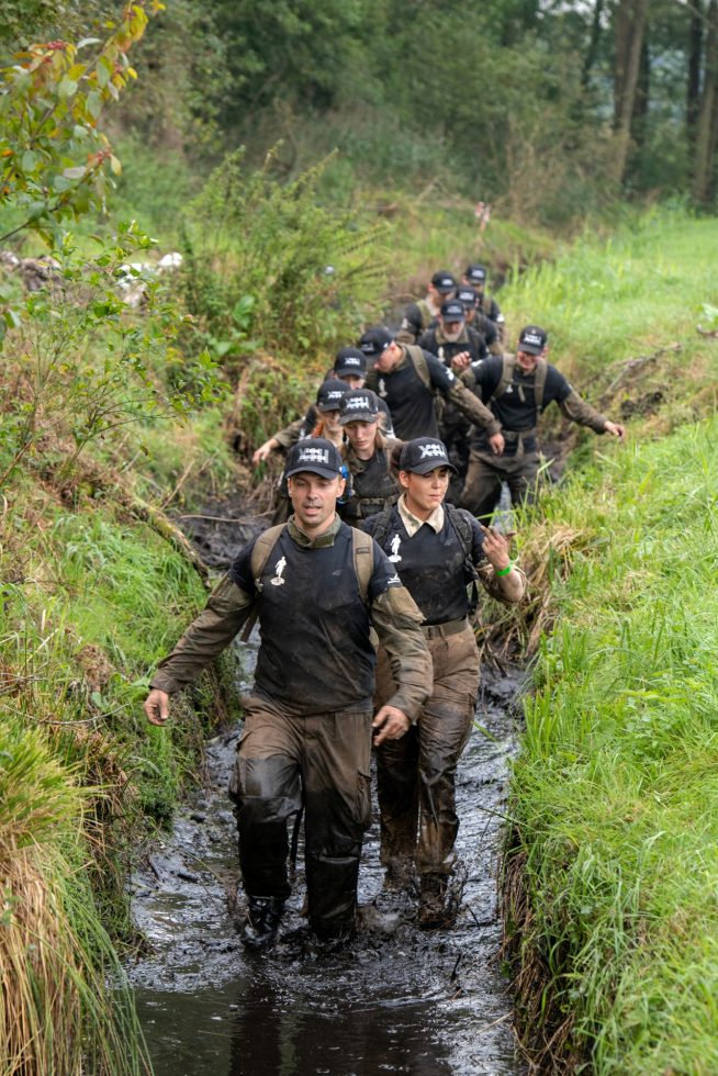 Marsz w rowie melioracyjnym. Fot. PJ