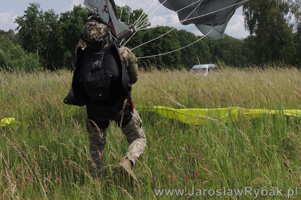 Szkolenie spadochronowe specjalsów z Lublińca.