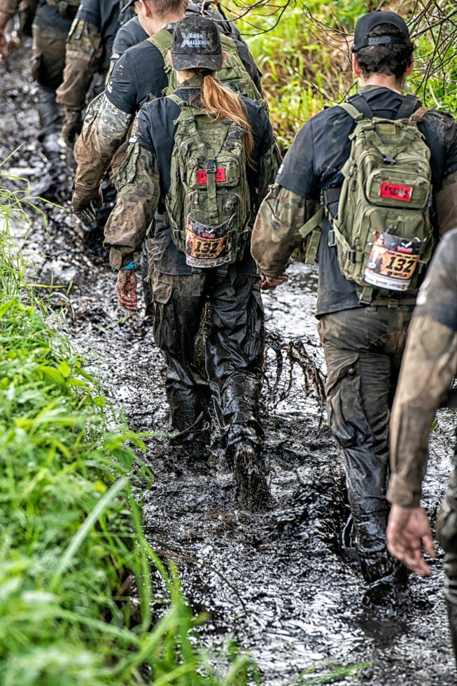 Marsz w rowie melioracyjnym. Fot. PJ