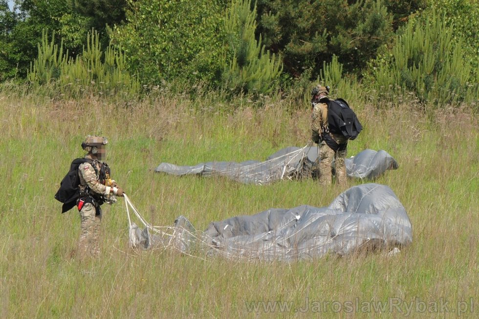Szkolenie spadochronowe specjalsów z Lublińca.