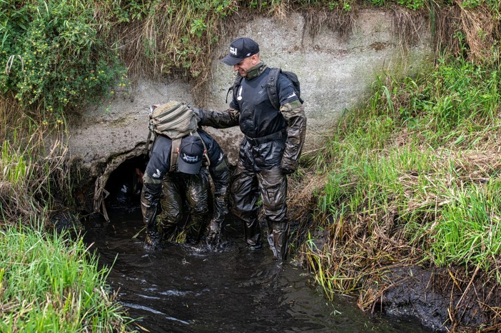 Marsz w rowie melioracyjnym. Fot. PJ