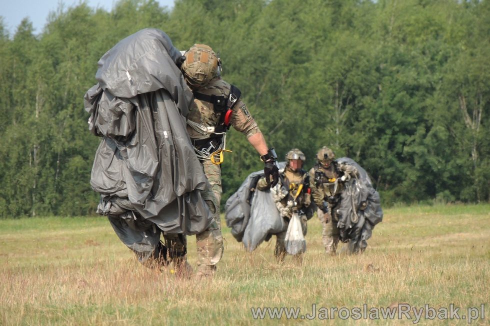 Szkolenie spadochronowe specjalsów z Lublińca.