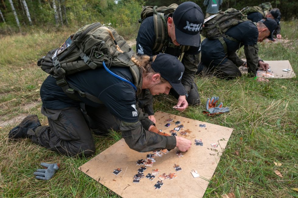 Układanie puzzli. Dla niektórych była to najtrudniejszy punkt biegu. Fot. PJ