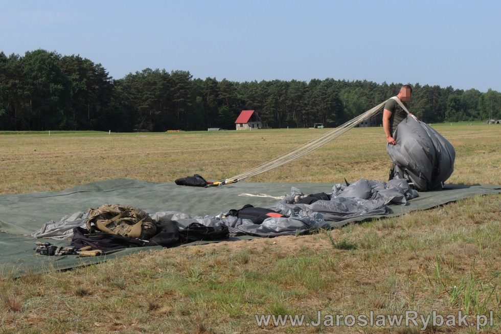 Szkolenie spadochronowe specjalsów z Lublińca.