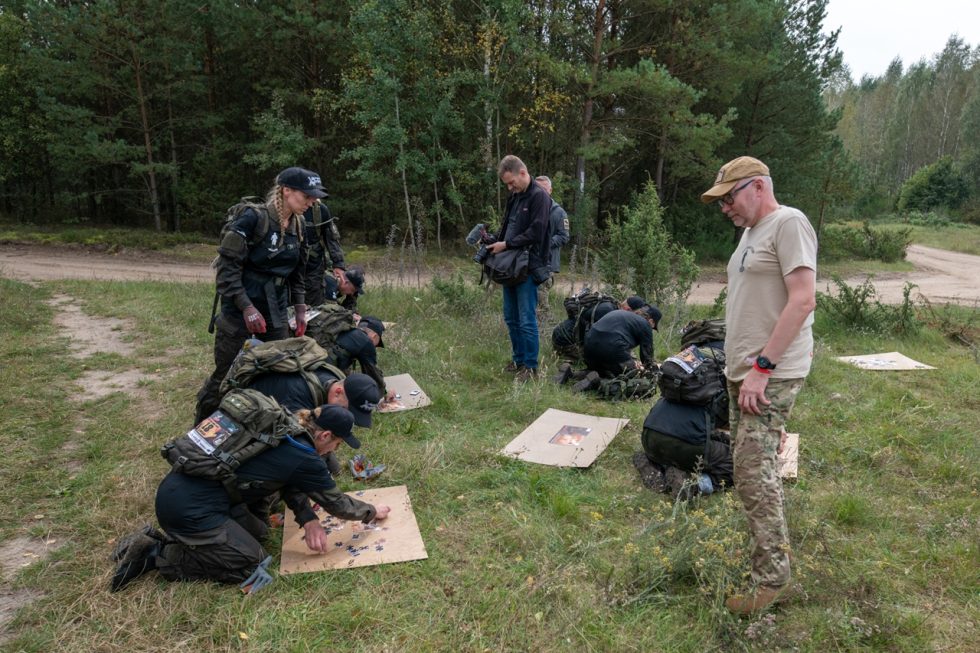 Układanie puzzli. Dla niektórych była to najtrudniejszy punkt biegu. Fot. PJ