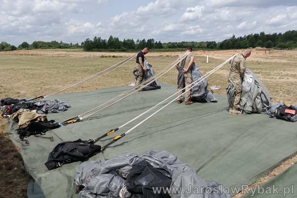 Szkolenie spadochronowe specjalsów z Lublińca.