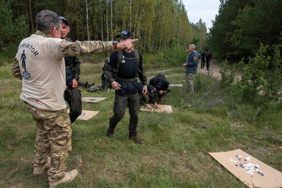 Układanie puzzli. Dla niektórych była to najtrudniejszy punkt biegu. Fot. PJ