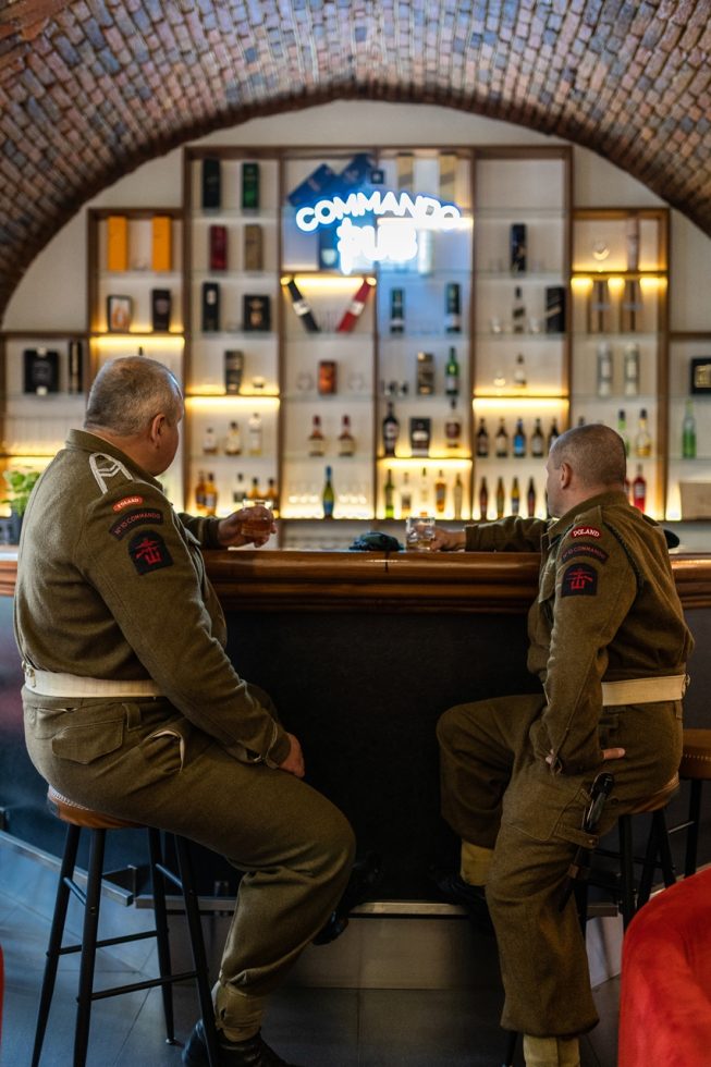 W mundurach żołnierzy 1. Samodzielnej Kompanii Commando pozują rekonstruktorzy z GRH „Commando”.