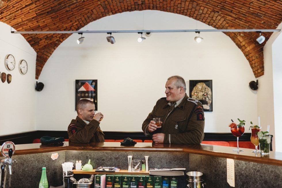 W mundurach żołnierzy 1. Samodzielnej Kompanii Commando pozują rekonstruktorzy z GRH „Commando”.