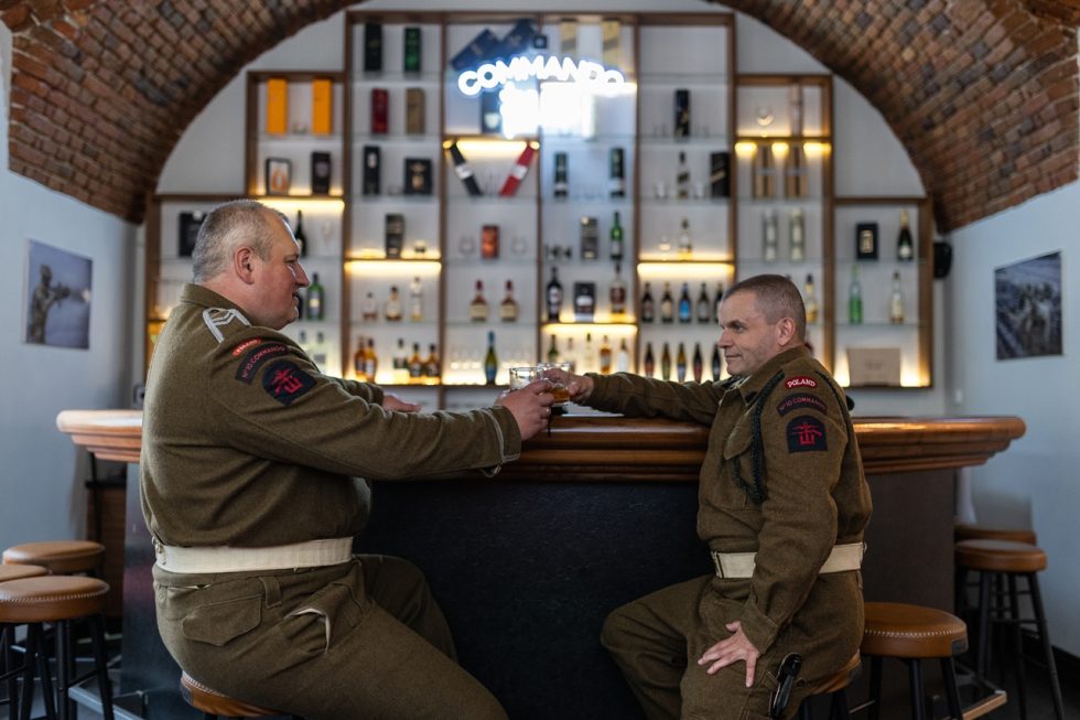 W mundurach żołnierzy 1. Samodzielnej Kompanii Commando pozują rekonstruktorzy z GRH „Commando”.