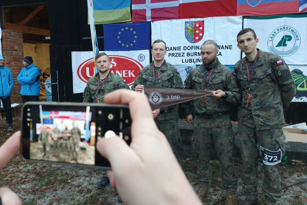 Bieg jest okazją do promocji jednostek, w których służą startujący.