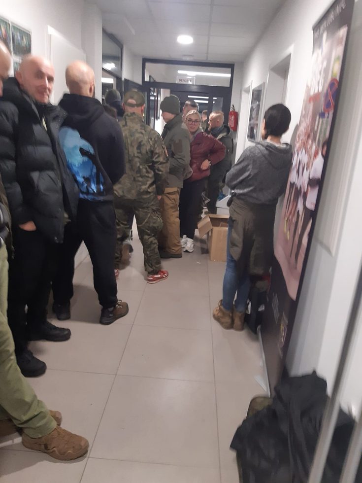 Tłum stojący w kolejce po legitymacje Wielkiego Szlema Komandosa. Fot. Zbigniew Rosiński.