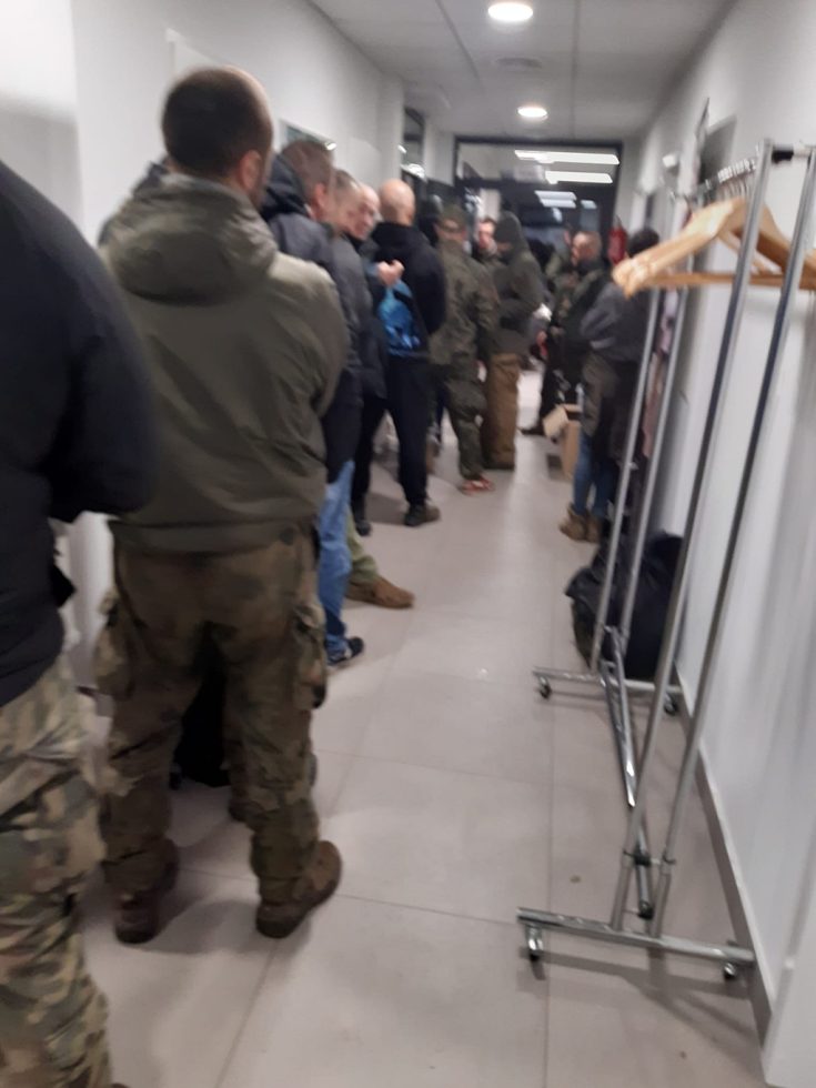 Tłum stojący w kolejce po legitymacje Wielkiego Szlema Komandosa. Fot. Zbigniew Rosiński.