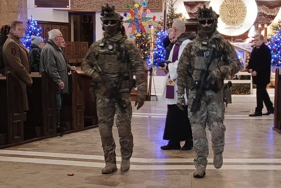 Asysta honorowa z Jednostki Wojskowej Komandosów z Lublińca.