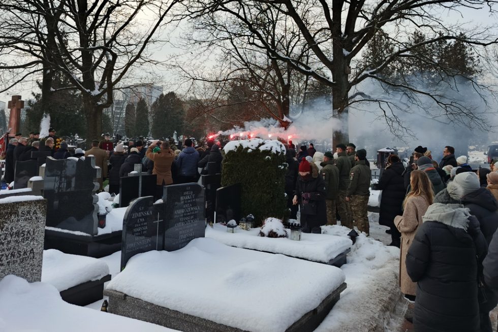 Flary na pogrzebie. W ten zwyczajowy sposób kibice „Legii” żegnają weteranów.