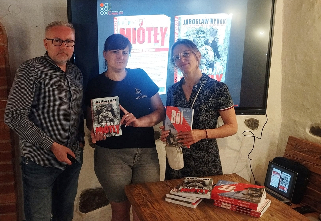 Pani Ljuba (w środku) oraz pani Justyna Głowacka (właścicielka „Króla Sielaw”).